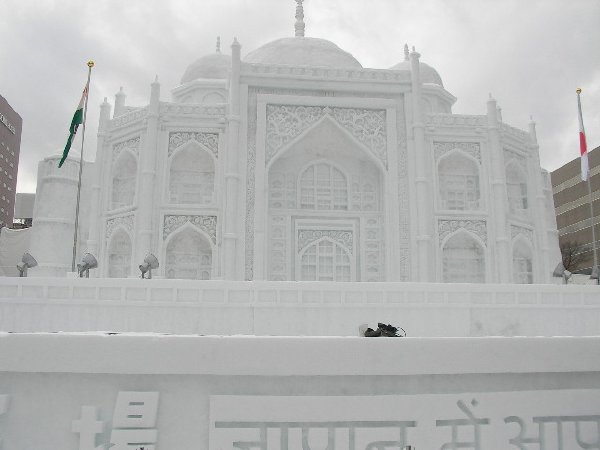 真正面から撮影した「タージ・マハル」の大雪像